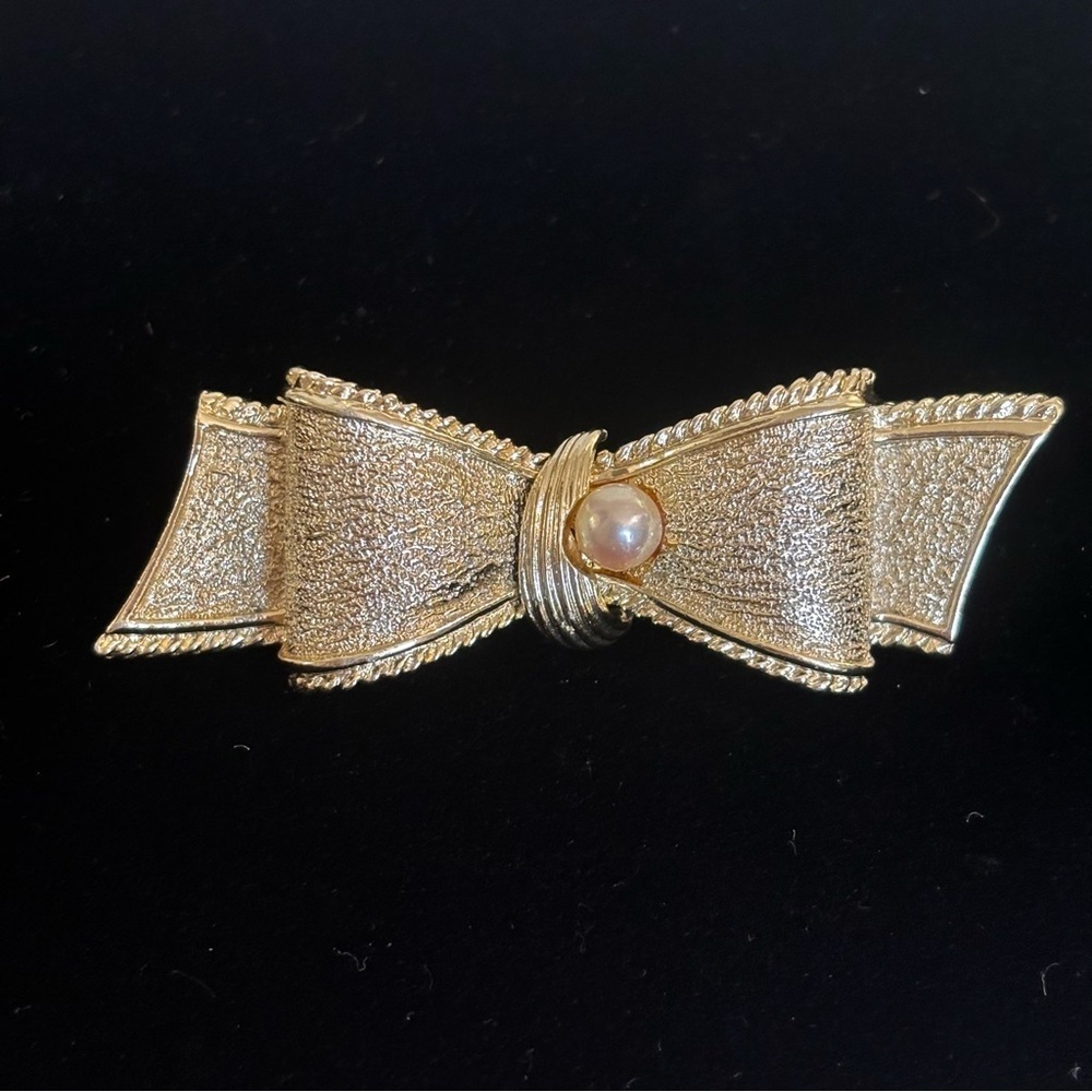 Vintage MarBoux Marcel Boucher Brooch,Rich Texture Gold tone Metal With Pearl